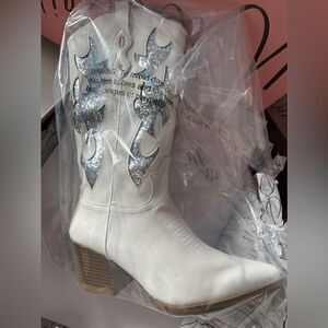 Wild Pair Womens Lucah Faux Leather Tall Cowboy, Western Boots White